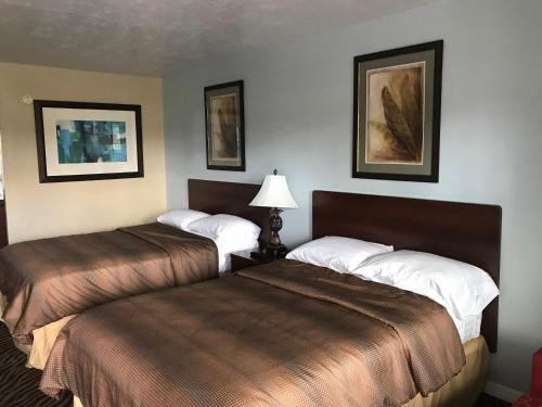 um quarto de hotel com duas camas num quarto em Immokalee Inn em Immokalee