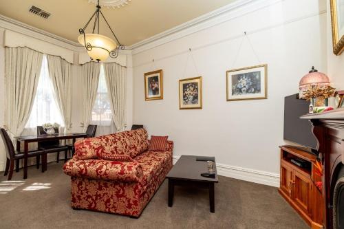 Ruang duduk di 94Best Apartments