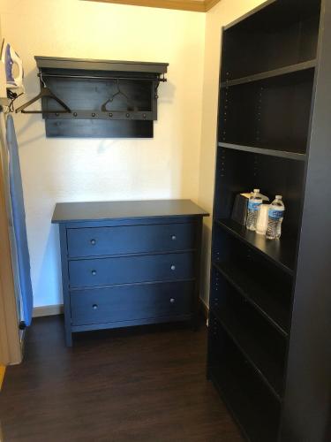 a bedroom with a dresser and a blue chest of drawers at Westwind Lodge in Oakland