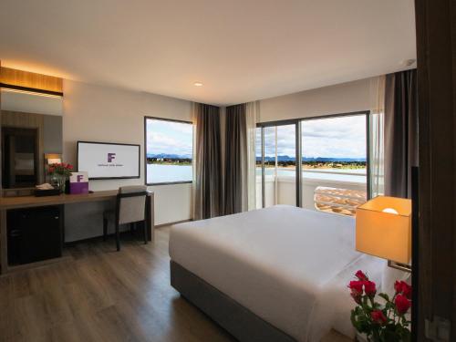 Postel nebo postele na pokoji v ubytování Fortune View Khong Hotel Nakhon Phanom