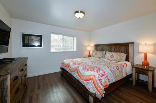 Una cama o camas en una habitación de Moab Redcliff Condos Dean RE