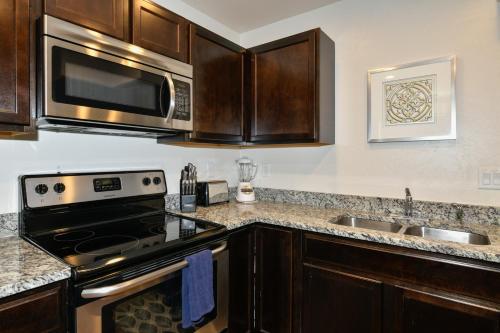 Una cocina o cocineta en Moab Redcliff Condos Dean RE