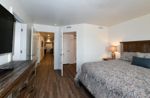 Una cama o camas en una habitación de Moab Redcliff Condos Dean RE