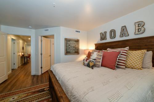 Postel nebo postele na pokoji v ubytování Moab Redcliff Condos Dean RE