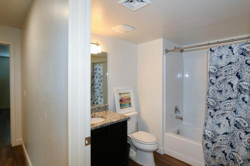 Un baño de Moab Redcliff Condos Dean RE