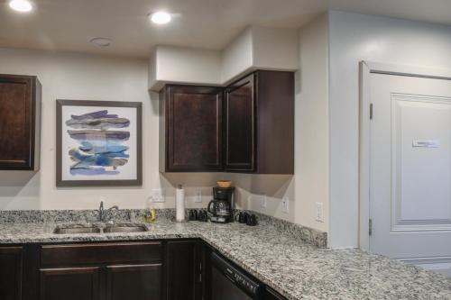 Una cocina o cocineta en Moab Redcliff Condos Dean RE