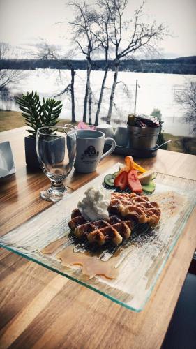 een bord met eten erop op een houten tafel bij Manoir Lac-Etchemin in Sainte-Germaine-du-Lac-Etchemin