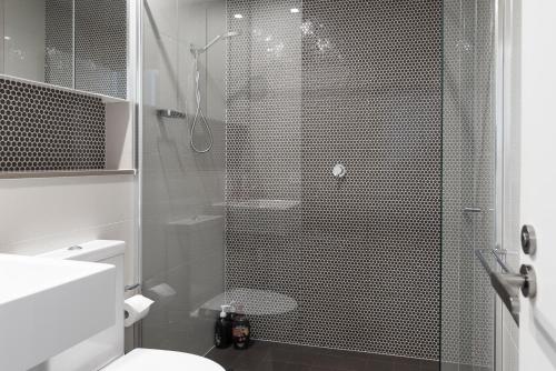 A bathroom at The Darling Harbour Suites Sydney CBD