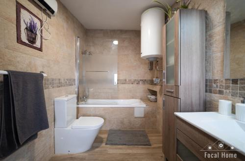 a bathroom with a toilet and a bath tub at CASA RURAL LA ZZINETINA in Constantina