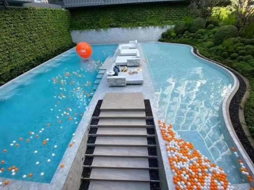 einen Infinity-Pool mit einer Poolbar in der Mitte in der Unterkunft D2 residences huahin 华欣市中心近海滩近商场酒店式公寓可加床有连通房型 in Hua Hin