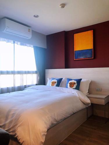 a bedroom with a bed with two panda heads on the pillows at D2 residences huahin 华欣市中心近海滩近商场酒店式公寓可加床有连通房型 in Hua Hin