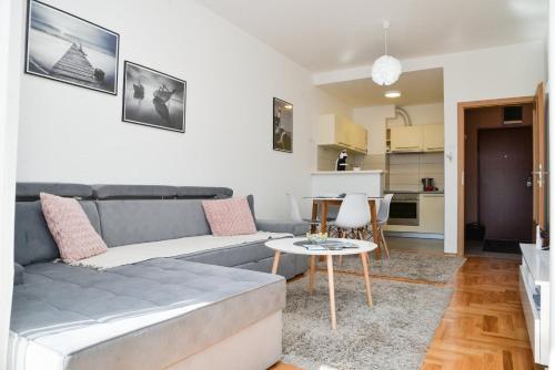 - un salon avec un canapé et une table dans l'établissement Apartment ''Dream&Relax'' Trebinje, à Trebinje