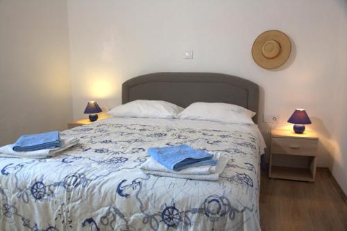 ein Schlafzimmer mit einem Bett mit Handtüchern darauf in der Unterkunft Apartments Vila Mileva in Rava