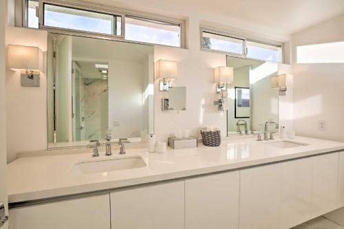 La salle de bains est pourvue de 2 lavabos et d'un grand miroir. dans l'établissement Luxe Palm Desert Home Patio, Grill and Mtn Views!, à Palm Desert