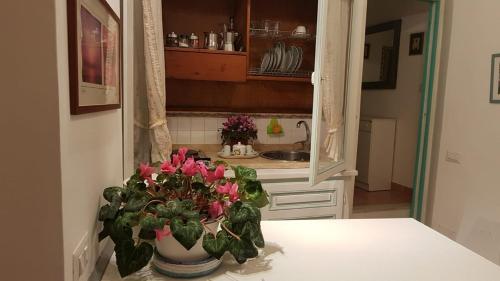 a vase filled with pink flowers sitting on a table at Casa Lulù in Minori