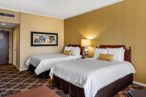 a hotel room with two beds in a room at Omni Houston Hotel in Houston