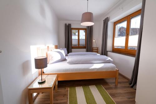 Säng eller sängar i ett rum på Ferienwohnung Traunplatzl