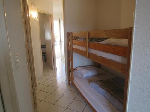 Cette chambre comprend 2 lits superposés dans un couloir. dans l'établissement Appartement récent proche de la plage, à Biscarrosse-Plage
