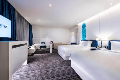 Ένα ή περισσότερα κρεβάτια σε δωμάτιο στο Grand Mercure Shanghai Century Park- Free Shuttle Bus to SNIEC