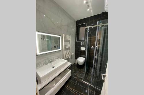 y baño con bañera, lavamanos y ducha. en MOHO Residences Korçë, en Korçë