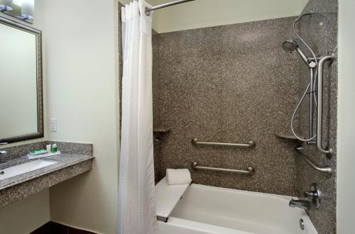 Ett badrum på Holiday Inn Hammond, an IHG Hotel