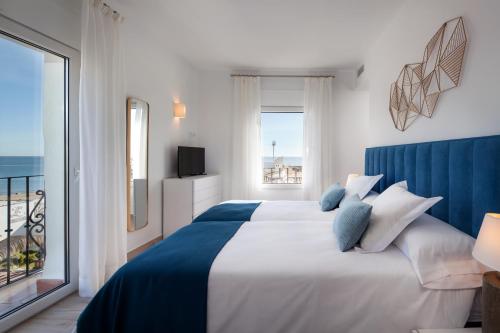 una camera con un grande letto e vista sull'oceano di Frontline Beach & Sea Views - 2 Bedrooms - 2 Bathrooms - Puerto Banús Apartment a Marbella