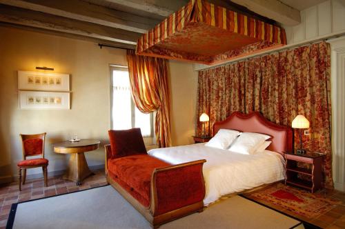 En eller flere senge i et værelse på Relais et Châteaux Michel Trama