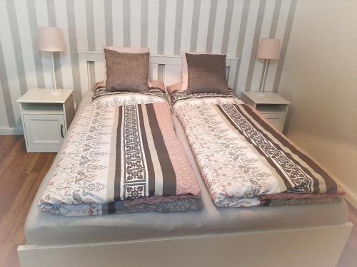ゾルタウにあるGemütliche Ferienwohnung Soltauのベッド1台(上に枕2つ付)