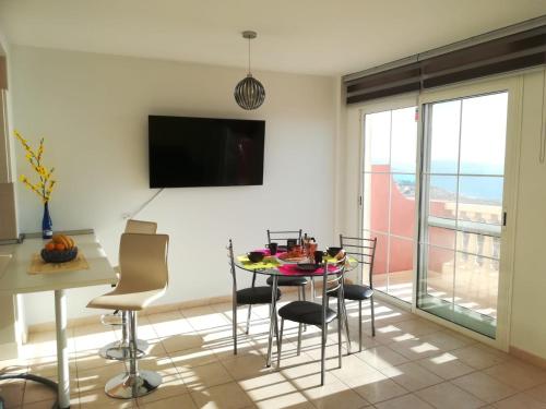 kuchnia i jadalnia ze stołem i krzesłami w obiekcie Costa Calma / Playa Paraiso Laguna Blu w mieście Costa Calma