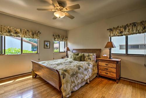 Un pat sau paturi într-o cameră la Kailua-Kona Condo with Resort Access and Ocean View!