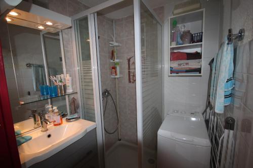 une salle de bain avec une douche, un lavabo et des toilettes dans l'établissement 300m de la plage, adorable maison 2 chambres 4-6 couchages terrasse parking privatif LRSEN63, à Portiragnes