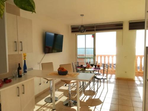 kuchnia i jadalnia ze stołem i krzesłami w obiekcie Costa Calma / Playa Paraiso Laguna Blu w mieście Costa Calma