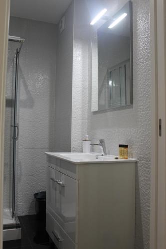 a bathroom with a white sink and a mirror at Duque de Loulé - Apartments - Apartamento G in São Martinho do Porto