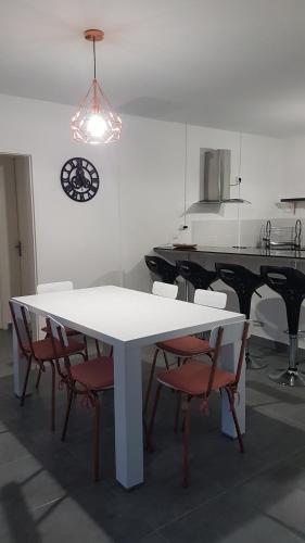 una mesa blanca y sillas en una cocina en La Kaz Kian, en Sainte-Rose