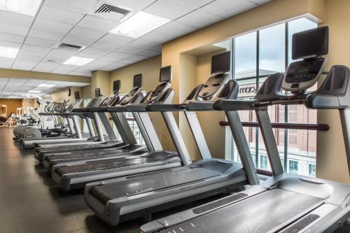 Fitness centrum a/nebo fitness zařízení v ubytování Omni Providence