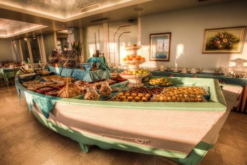 een grote tafel vol met veel fruit en groenten bij Hotel Royal in Cesenatico