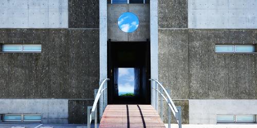 uma escada que dá acesso a um edifício com uma janela em SOU東恩納 em Uruma