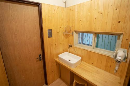 台南漫半拍 Lento Hostel 的带水槽和窗户的浴室