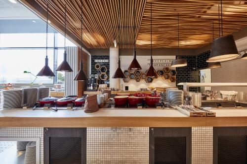 Kuchyň nebo kuchyňský kout v ubytování Holiday Inn Helsinki West - Ruoholahti by IHG