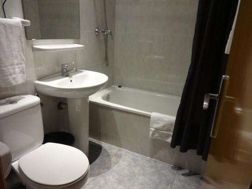 La salle de bains est pourvue d'un lavabo, de toilettes et d'une baignoire. dans l'établissement Ledglass Barcelona, à Barcelone