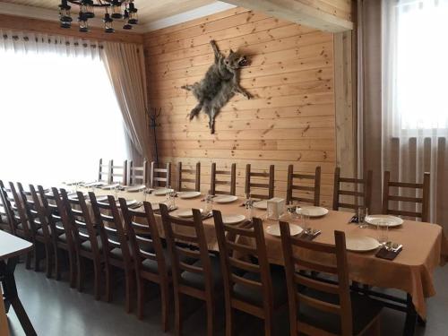 Un restaurante o sitio para comer en Ski Paradise Karakol