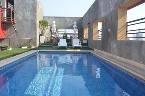 a swimming pool with two chairs sitting next to a building at Gran Hotel Parana in Asunción