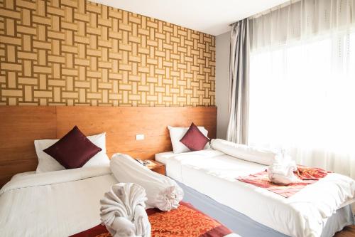 Llit o llits en una habitació de CBD Hotel Suratthani