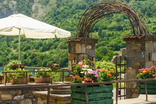 a garden with flowers and an umbrella at Hotel La Casueña in Lanuza
