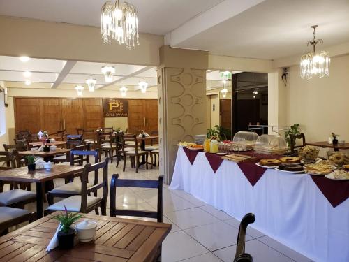 Reštaurácia alebo iné gastronomické zariadenie v ubytovaní Gran Hotel Parana
