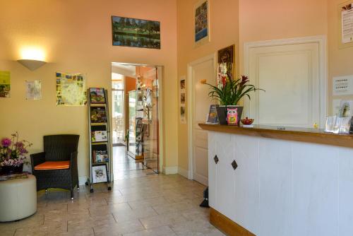 Una cocina o cocineta en Logis Hôtel Val de Vienne