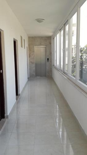 un corridoio vuoto con una porta in una stanza con finestre di Hotel Royal a Alanya