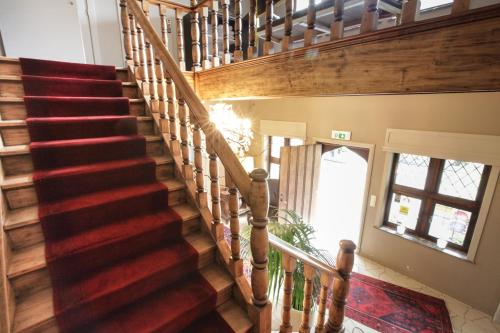 根特的住宿－萊佩貝德酒店，一座铺有木地板的房屋内的楼梯