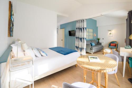 Ένα ή περισσότερα κρεβάτια σε δωμάτιο στο Hôtel La Jetée