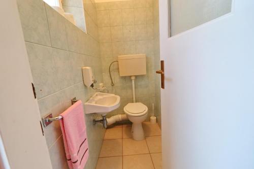 Ένα μπάνιο στο Seaside Apartment Franica